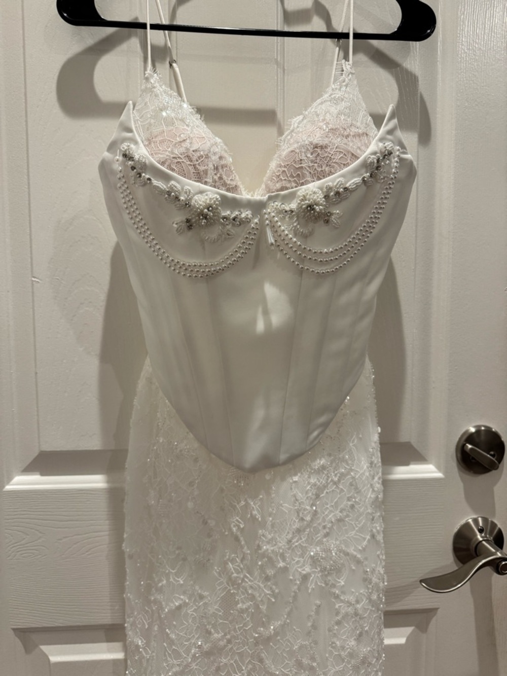 Elegant Strapless Lace Evening Dress in Ivory - Picture 3 of 12